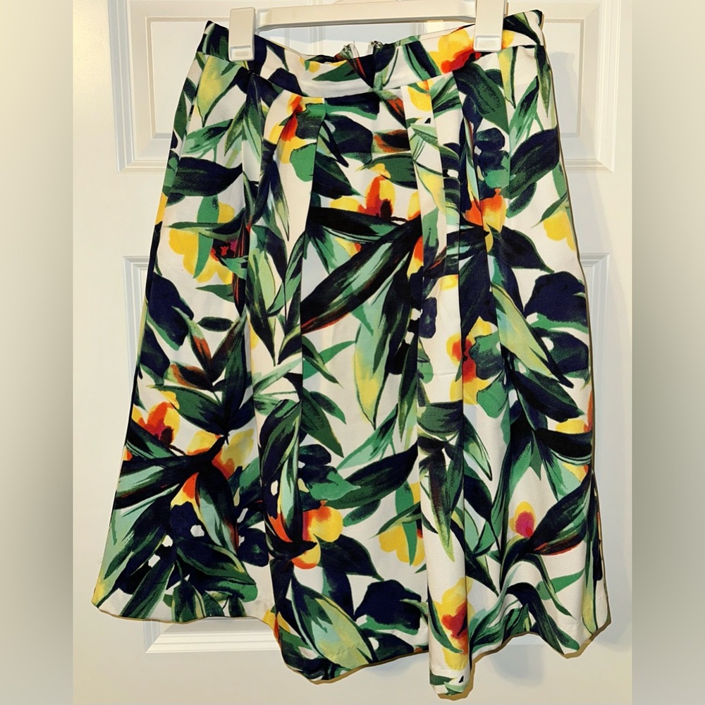 Eva.Mendes Flared Midi floral skirt.